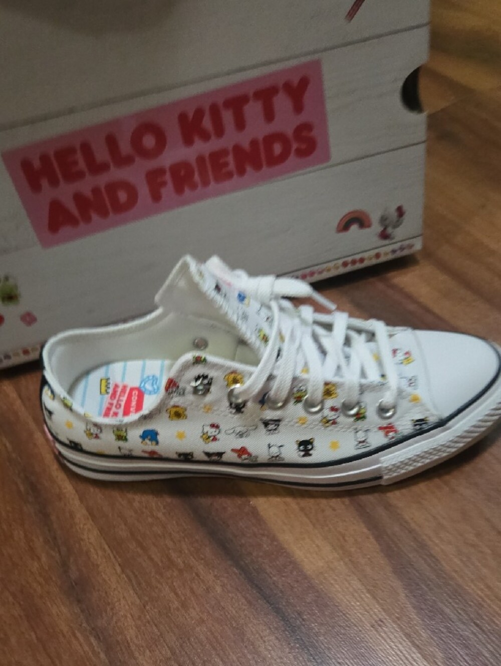 Converse  Low-Top Sneakers with Multicolor Cartoon Print Hello Kitty Sanrio Sz 8 - Picture 4 of 12